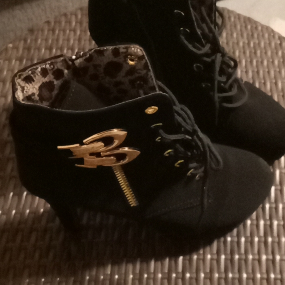 A pair of ladies shoes